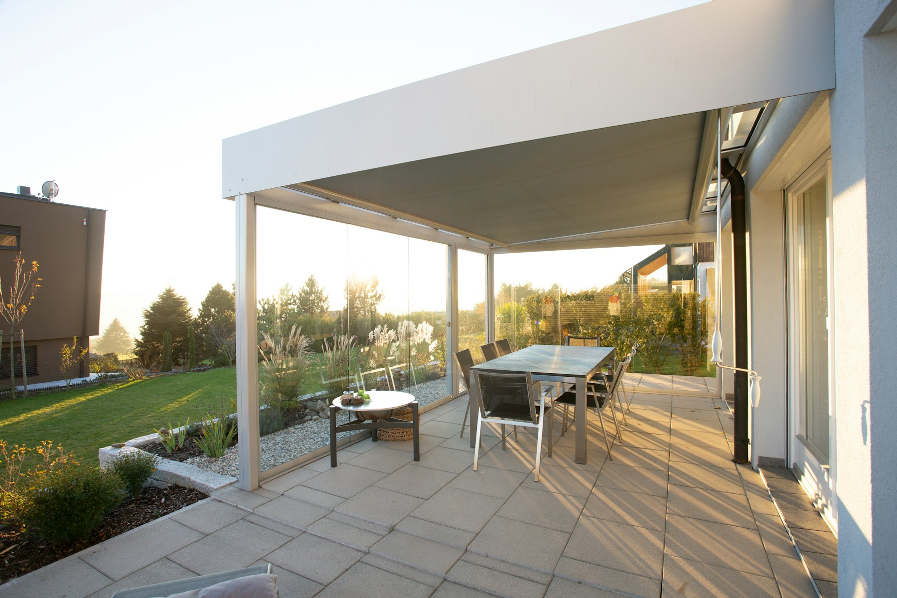 Moderná hliníková pergola nad terasou rodinného domu